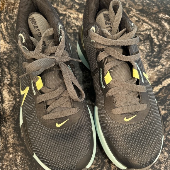 Nike, no court mark basketball sneaker. - Picture 7 of 7